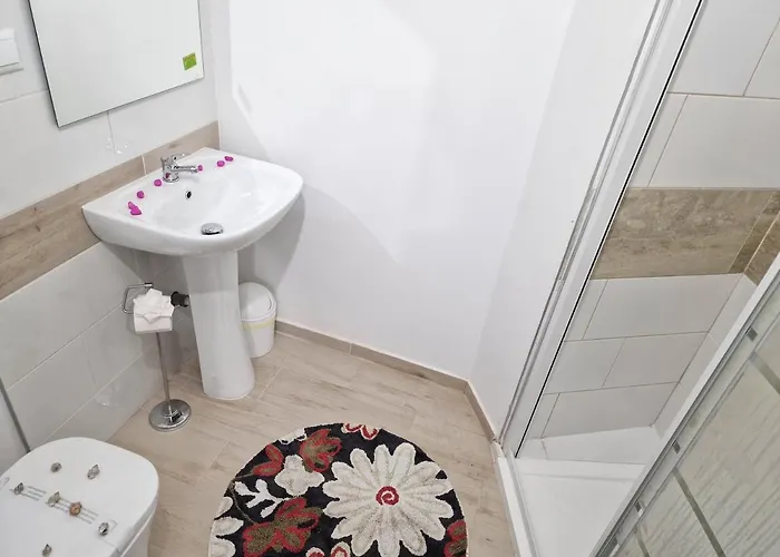 Semesterbostad 301, 2 Bedrooms, Near Playa De Americas & Free Wifi *